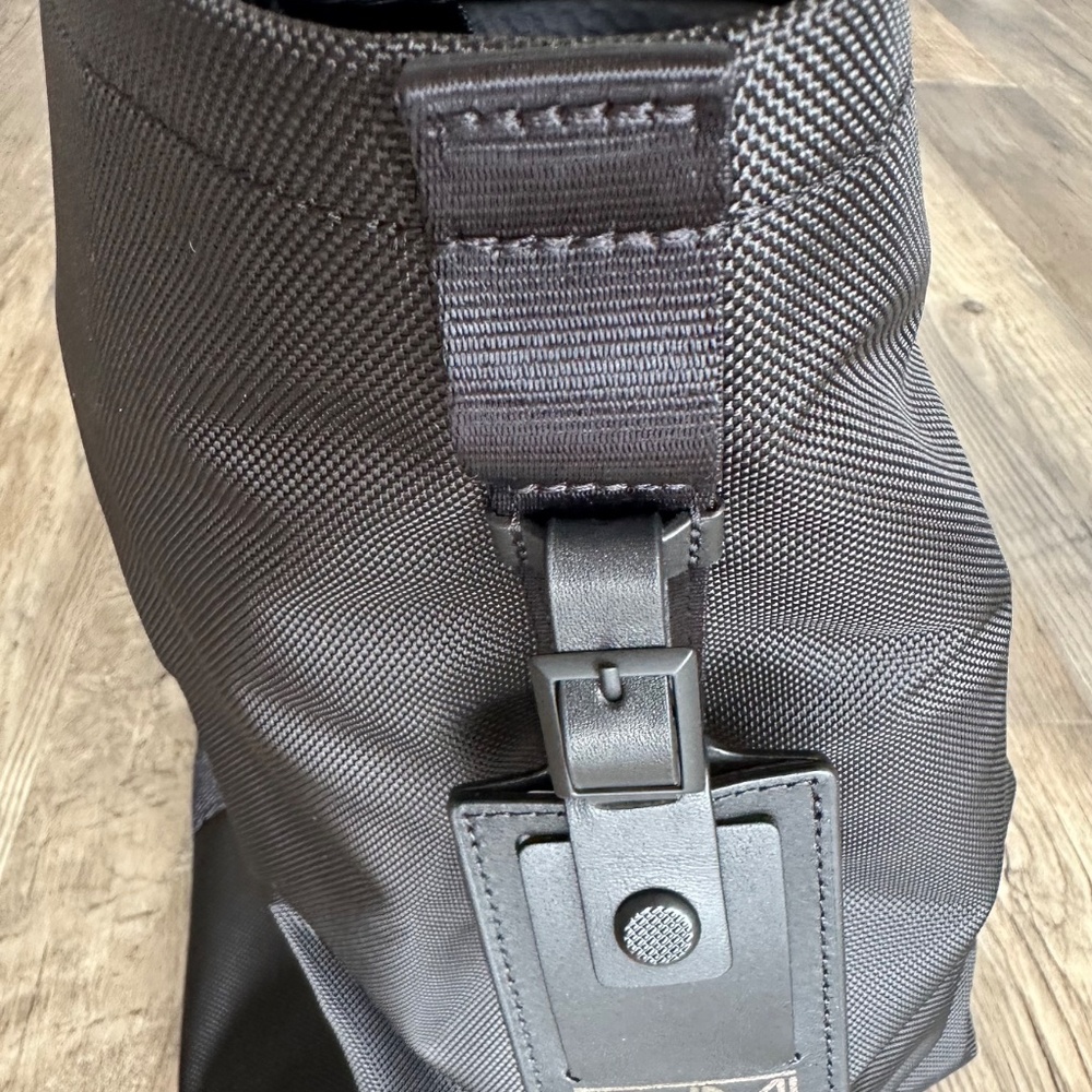 Tumi NWT- 148968-1041/Alpha Bravo Essential Large East West Tote- Black - Picture 5 of 13